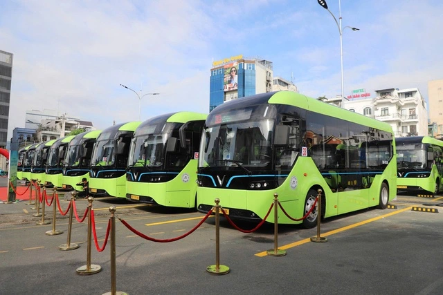 ホーチミン市内のバス待機所に停車している電動バス