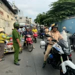 違法屋台に選挙されているタイフン小学校近くで、タクアンブウ通り
