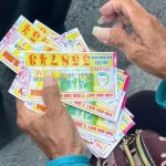 ベトナム各地で歩き売りで販売されている一般的な宝くじ