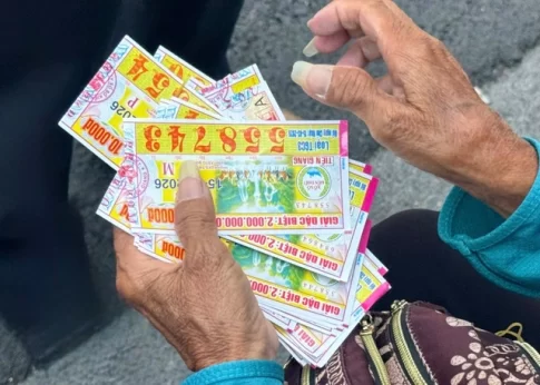ベトナム各地で歩き売りで販売されている一般的な宝くじ