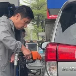 ガソリン価格が急騰したベトナムのガソリンスタンドの給油風景