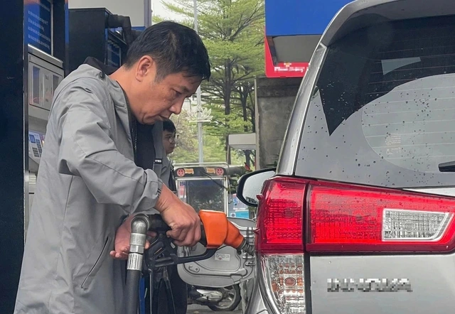 ガソリン価格が急騰したベトナムのガソリンスタンドの給油風景