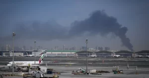 中東地域での紛争ぼっ発により黒煙が上がるドバイの空港