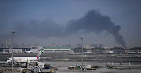 中東地域での紛争ぼっ発により黒煙が上がるドバイの空港
