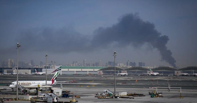 中東地域での紛争ぼっ発により黒煙が上がるドバイの空港