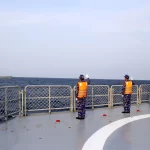 トンキン湾での共同哨戒および訓練任務を終えた後、海上で互いに挨拶を交わすベトナムと中国の海軍