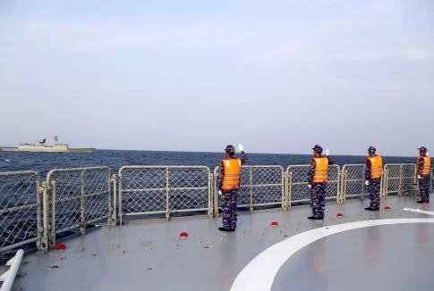 トンキン湾での共同哨戒および訓練任務を終えた後、海上で互いに挨拶を交わすベトナムと中国の海軍