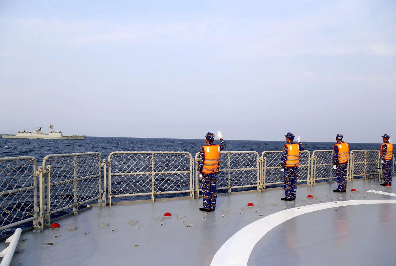 トンキン湾での共同哨戒および訓練任務を終えた後、海上で互いに挨拶を交わすベトナムと中国の海軍