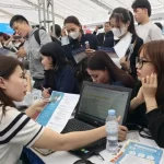 ゲアン省で開催された就職フェアで説明を受ける若者