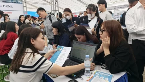 ゲアン省で開催された就職フェアで説明を受ける若者