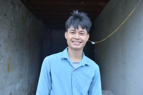 トタン屋根を破壊して7人を救出したグエン・バン・ズン氏(31)