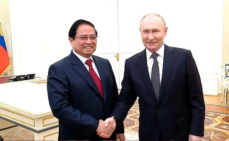 クレムリンで会談したベトナムのファン・ミン・チン首相とロシアのウラジミール・プーチン大統領