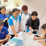 ハノイ就業サービスセンターとベトナム女性アカデミーが共催した若者向け就職フェアに参加した学生たち