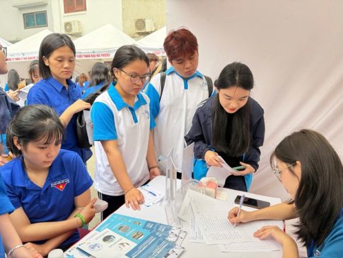 ハノイ就業サービスセンターとベトナム女性アカデミーが共催した若者向け就職フェアに参加した学生たち