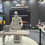 ベトナムの展示会で人工知能（AI）とヒューマノイドロボットを提案する中国企業