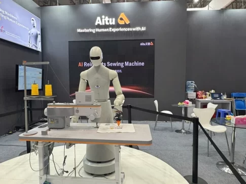 ベトナムの展示会で人工知能（AI）とヒューマノイドロボットを提案する中国企業