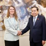 イタリア・ベトナム友好議員連盟のキアラ・グリバウド会長とベトナムのチャン・タイン・マン国会議長