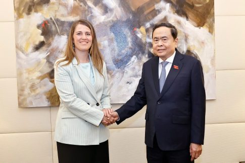イタリア・ベトナム友好議員連盟のキアラ・グリバウド会長とベトナムのチャン・タイン・マン国会議長