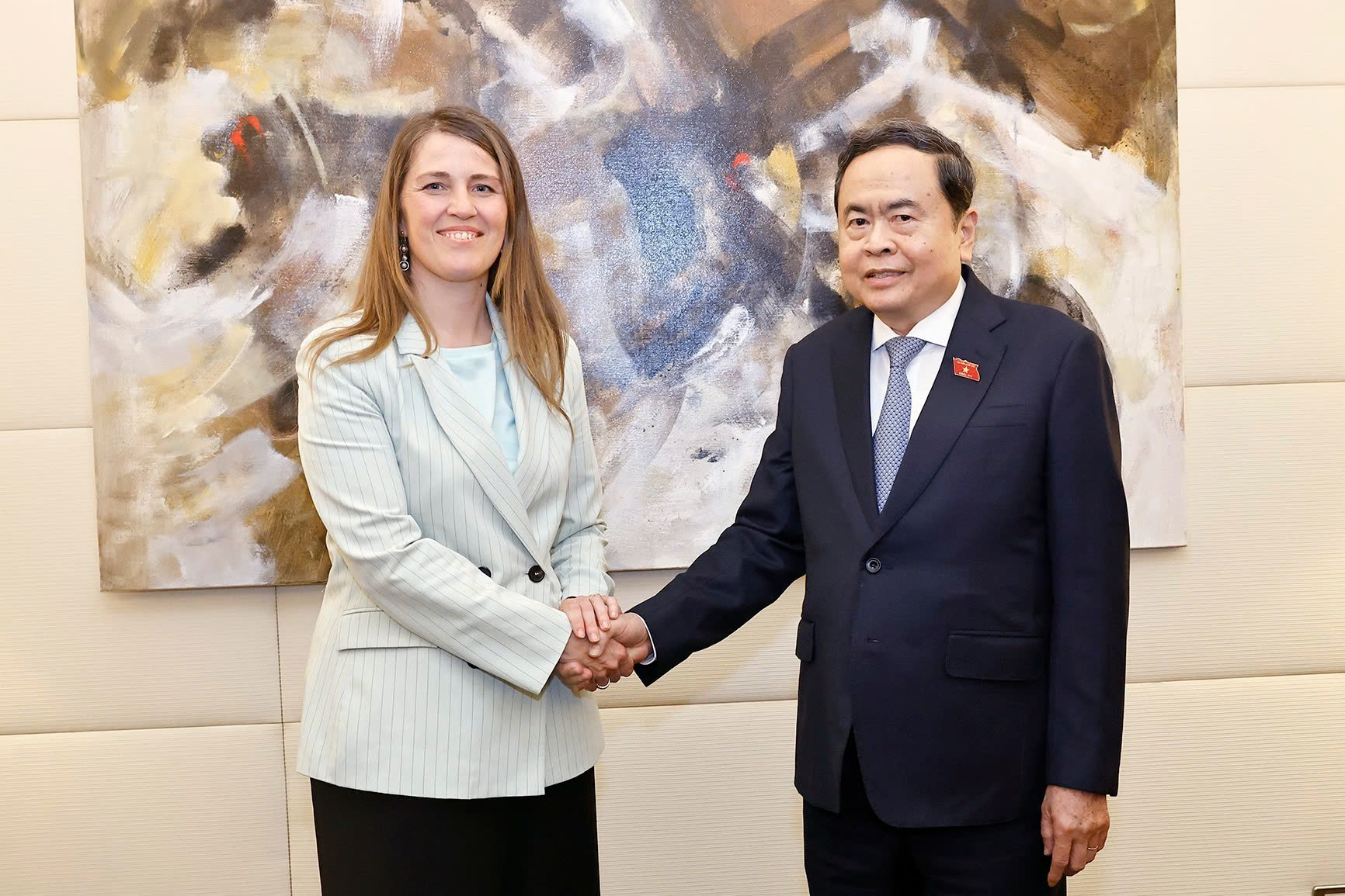 イタリア・ベトナム友好議員連盟のキアラ・グリバウド会長とベトナムのチャン・タイン・マン国会議長