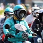 直射日光を避けるためサングラスやマスク、手袋をするホーチミン市民