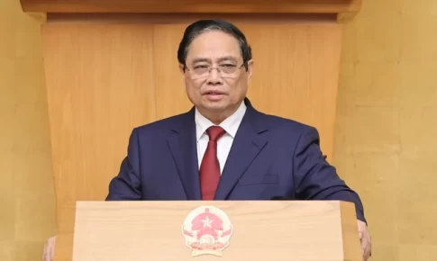 定例政府会合および地方とのオンライン会議を主宰したベトナムのファン・ミン・チン首相