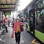 ホーチミン市内の路線バスを利用する市民