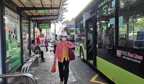 ホーチミン市内の路線バスを利用する市民