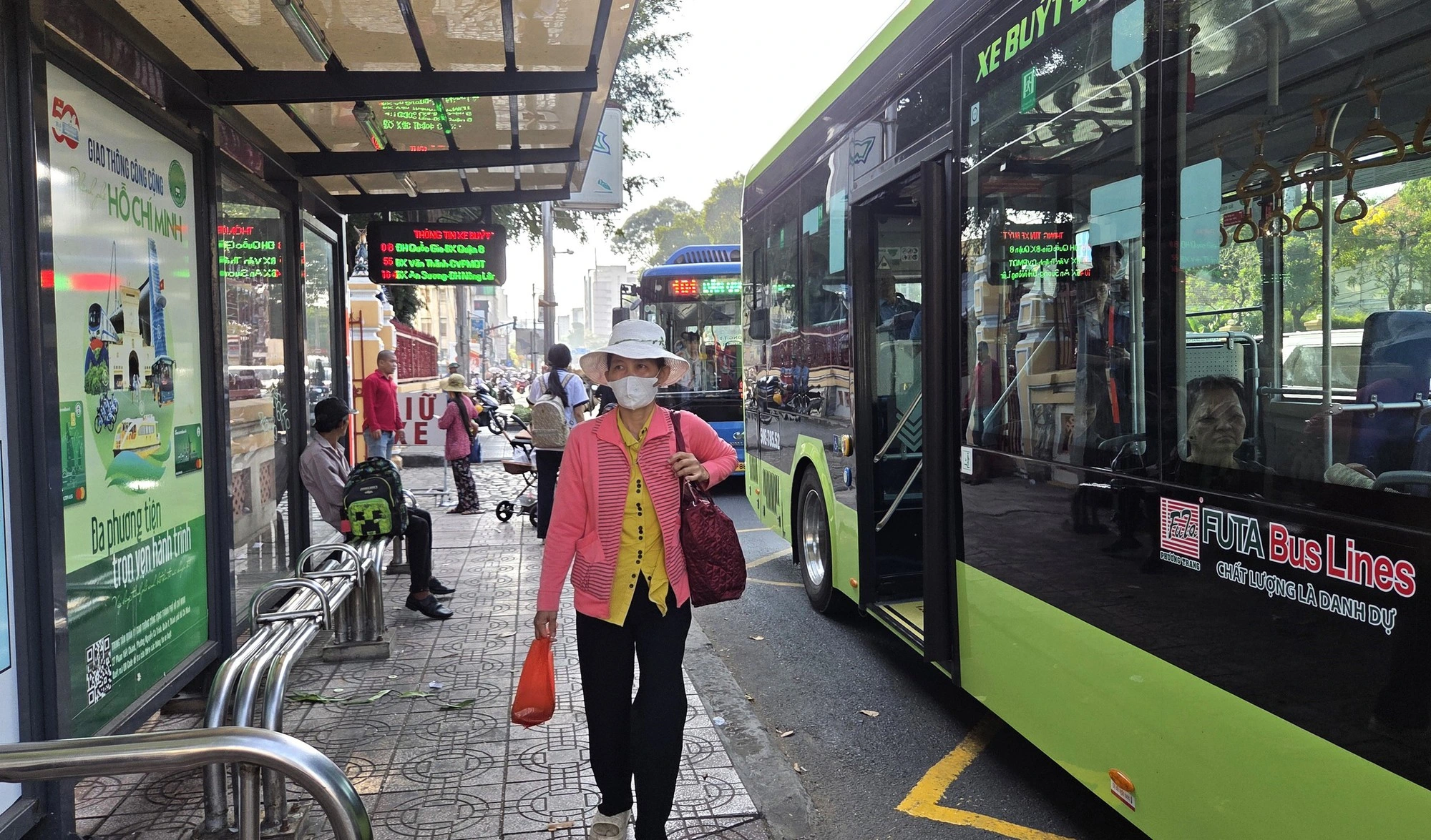 ホーチミン市内の路線バスを利用する市民