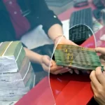 ベトナムの銀行で現金を引き下ろして受け取る人