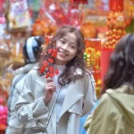 ベトナムで旧正月の祝日を楽しむ若者