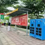ホーチミン市内のバス停脇に設置されたバッテリーボックス