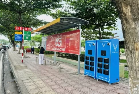 ホーチミン市内のバス停脇に設置されたバッテリーボックス