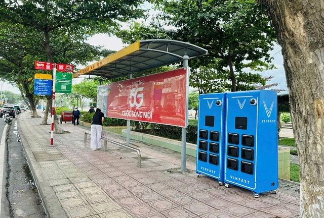 ホーチミン市内のバス停脇に設置されたバッテリーボックス