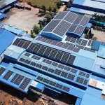ベトナムの工場やねに設置された太陽光発電パネル