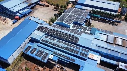 ベトナムの工場やねに設置された太陽光発電パネル