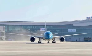 ロンタイン国際空港に着陸したベトナム航空の航空機