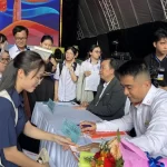 ホーチミン市で開催された観光業向けの就職フェアで企業説明を聞く求職者