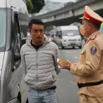 交通警察の検問を受けるベトナムのドライバー