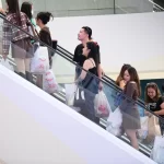 ホーチミン市内のショッピングモールで買い物を楽しむ若者たち