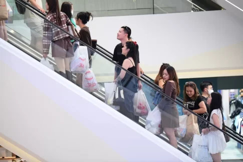 ホーチミン市内のショッピングモールで買い物を楽しむ若者たち