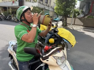 猛暑の中、こまめに水分補給するホーチミン市の配車ドライバー