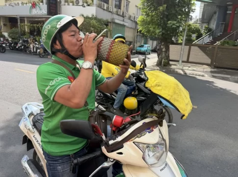猛暑の中、こまめに水分補給するホーチミン市の配車ドライバー