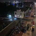 ハノイ郊外で社会住宅購入のため深夜から列に並ぶ市民
