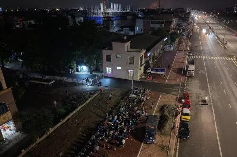 ハノイ郊外で社会住宅購入のため深夜から列に並ぶ市民