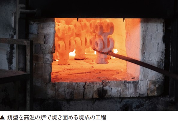 鋳型を高温の炉で焼き固める焼成の工程