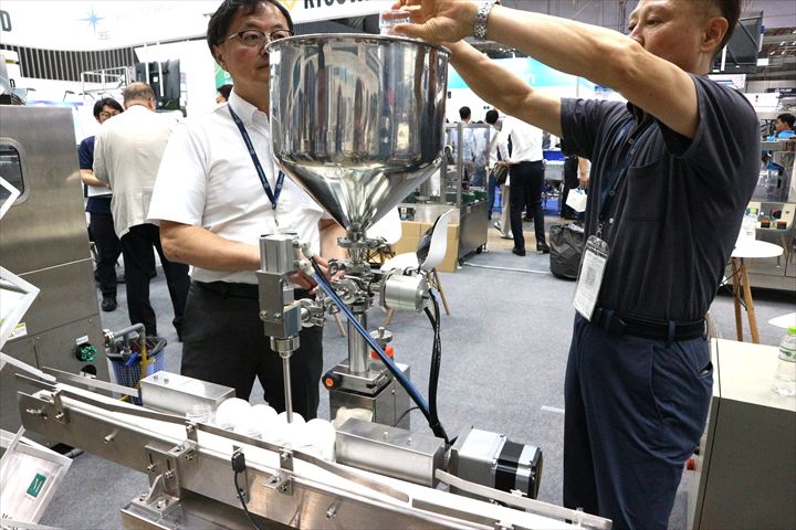 PROPAK VIETNAM 2026で横浜自働機が展示した自動定量充填機