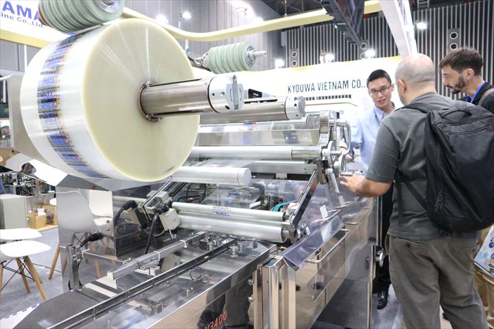 PROPAK VIETNAM 2026で自動包装機メーカーのフジキカイが展示した横ピロー包装機