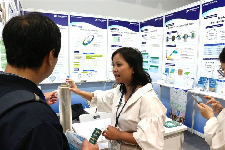 PROPAK VIETNAM 2026の三井化学出展ブースで商品説明を行う女性