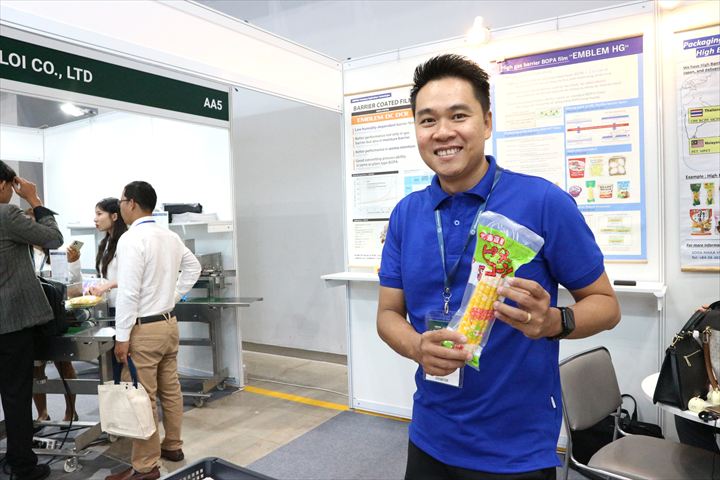 PROPAK VIETNAM 2026のソーダニッカ出展ブースで商品をPRするスタッフ