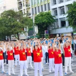 ホーチミン市で開催された健康イベントでエクササイズに参加した市民